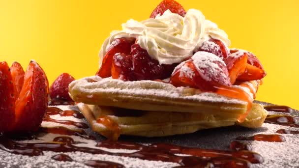 Wafel Belgia Dengan Stroberi Topping Stroberi Manis Krim Kocok Dan — Stok Video