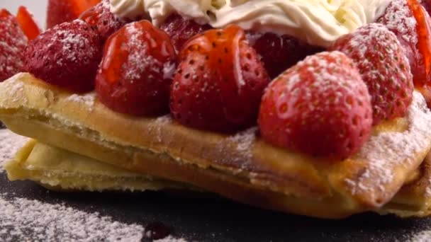Çilekli Belçika Waffleları Tatlı Çilek Soslu Krem Şantili Pudra Şekerli — Stok video