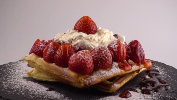 Çilekli Belçika Waffleları Tatlı Çilek Soslu Krem Şantili Pudra Şekerli — Stok video