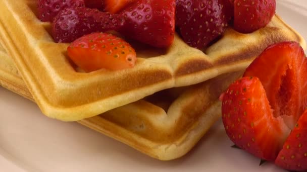 Beyaz Arka Planda Bir Tabakta Çilek Pudra Şekerli Belçika Waffleları — Stok video