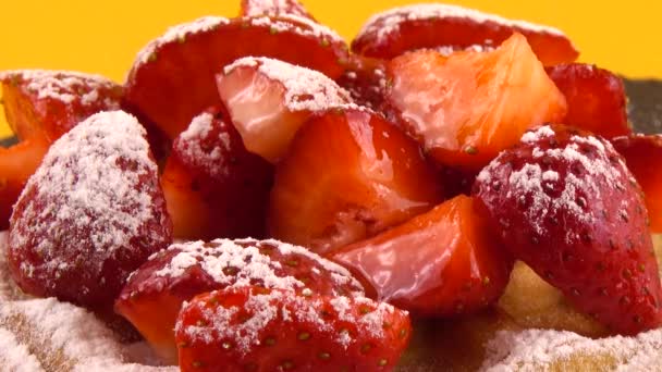 Belgické Vafle Jahodami Práškovým Cukrem Kamenné Desce Oranžovém Pozadí — Stock video