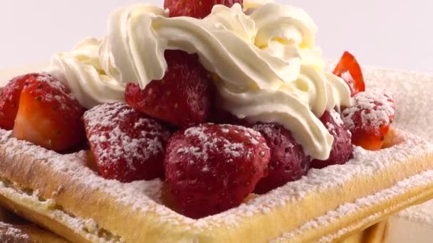 Çilekli Belçika Waffleları Krema Pudra Şekerli Beyaz Bir Arka Planda — Stok video