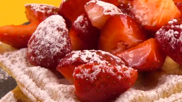 比利时华夫饼 草莓粉和糖粉放在橙色背景的石板上 — 图库视频影像