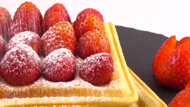 Waffles Belgas Com Morango Açúcar Uma Placa Pedra Fundo Branco — Vídeo de Stock