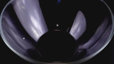 Pirinç siyah arka planda cam bir kaseye dökülür. Yavaş çekim.