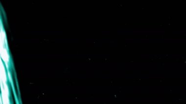 Su siyah bir zemine dökülür..