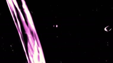 Su siyah bir zemine dökülür..