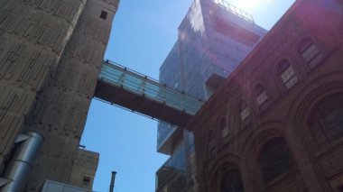 Toronto Üniversitesi St. George Kampüsü; Tıp Bilimleri Binası.