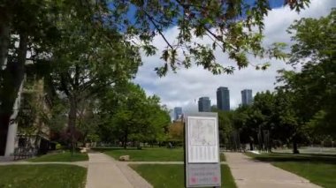 TORONTO, Kanada - 28 Mayıs 2022: Harbour Square Park 'ta yürüyüş. Toronto şehir merkezi..