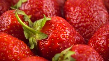 Çileklerin üzerine su damlaları düşer.