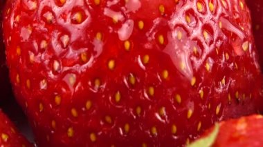 Çileklerin üzerine su damlaları düşer.