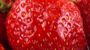 Çileklerin üzerine su damlaları düşer.