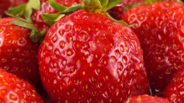 Çileklerin üzerine su damlaları düşer.