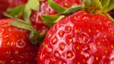 Çileklerin üzerine su damlaları düşer.