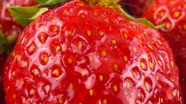 水滴落在草莓上 — 图库视频影像