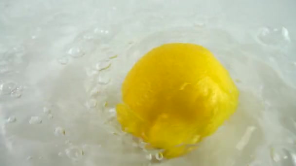 Roterande Mogen Citron Vatten Vit Bakgrund Långsamma Rörelser — Stockvideo