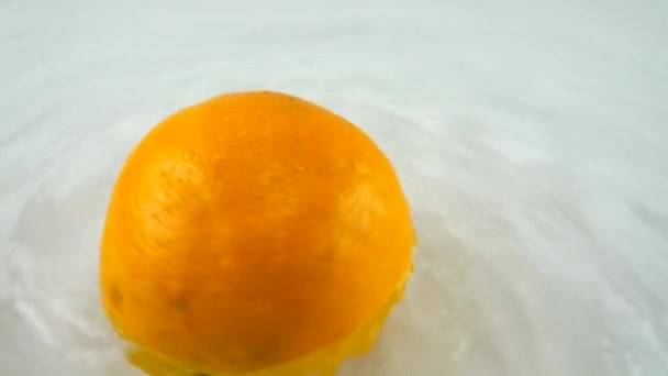 Girando Laranja Madura Água Sobre Fundo Branco Movimento Lento — Vídeo de Stock