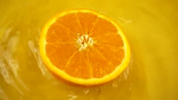 Segmento Rotante Arancia Matura Succosa Uno Sfondo Arancione Rallentatore — Video Stock