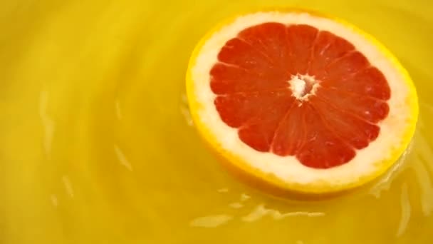 Segmentul Rotativ Grapefruit Coapte Suculente Fundal Portocaliu Slow Motion — Videoclip de stoc