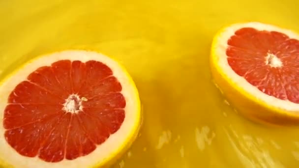 Rotující Části Zralého Šťavnatého Grapefruitu Oranžovém Pozadí Zpomalený Pohyb — Stock video