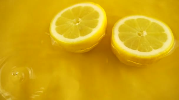 Segmenti Rotanti Limone Maturo Succoso Uno Sfondo Arancione Rallentatore — Video Stock