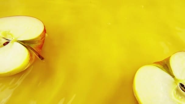 成熟多汁的苹果在橙色的背景上旋转着一段 慢动作 — 图库视频影像