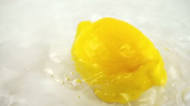 Вращение Спелых Лимонов Воде Белом Фоне Медленное Движение — стоковое видео