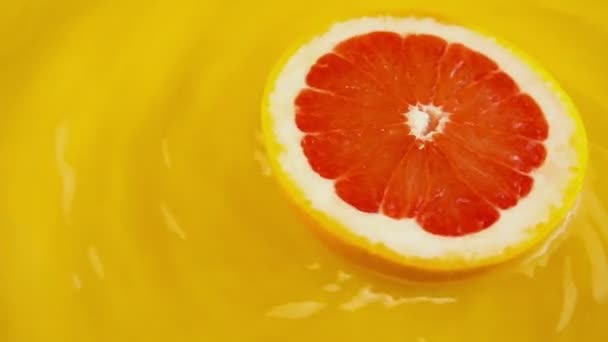 Segmentos Rotativos Toranja Madura Suculenta Sobre Fundo Laranja Movimento Lento — Vídeo de Stock