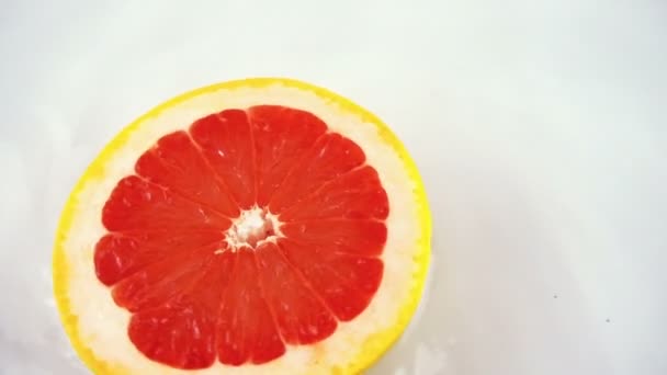 Forgó Szegmensek Érett Lédús Grapefruit Vízben Fehér Alapon Lassú Mozgás — Stock videók