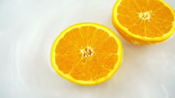 Obrotowe Segmenty Dojrzałej Soczystej Pomarańczy Wodzie Białym Tle Zwolniony Ruch — Wideo stockowe