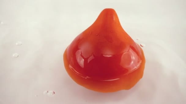 Obracający Się Dojrzały Pomidor Wodzie Białym Tle Zwolniony Ruch — Wideo stockowe