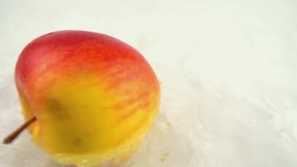 Περιστρεφόμενο Ώριμο Μήλο Νερό Λευκό Φόντο Αργή Κίνηση — Αρχείο Βίντεο