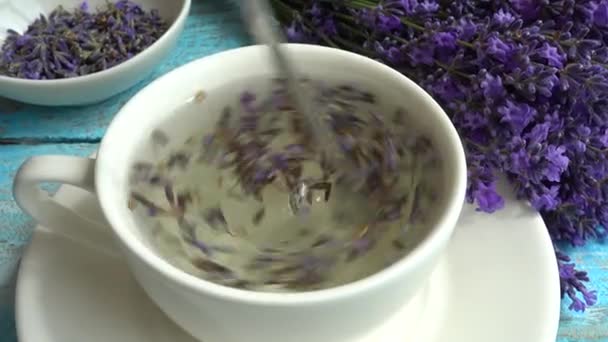 Herbata Świeżych Kwiatów Lawendy Zabytkowym Drewnianym Tle Herbata Parzona Jest — Wideo stockowe