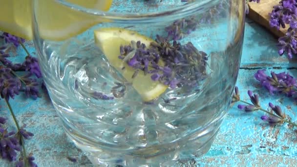 Beredning Lemonad Från Färska Lavendel Blommor Och Citron Trä Vintage — Stockvideo