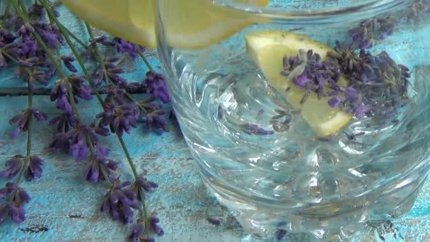 Zubereitung Von Limonade Aus Frischen Lavendelblüten Und Zitrone Auf Einem — Stockvideo