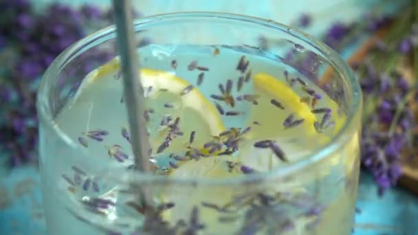 Przygotowanie Lemoniady Świeżych Kwiatów Lawendy Cytryny Drewnianym Tle Vintage Zwolniony — Wideo stockowe