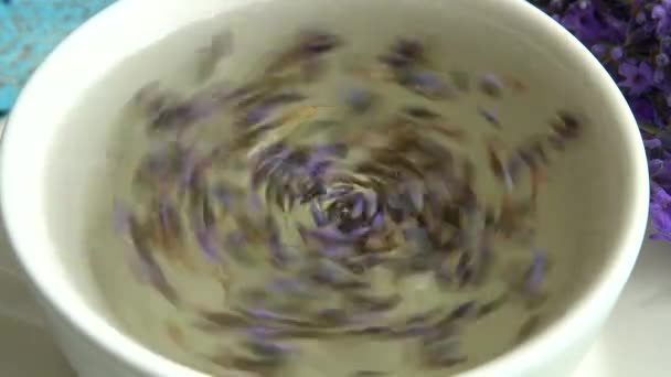 Préparation Thé Dans Une Tasse Fleurs Lavande Fraîche Sur Fond — Video