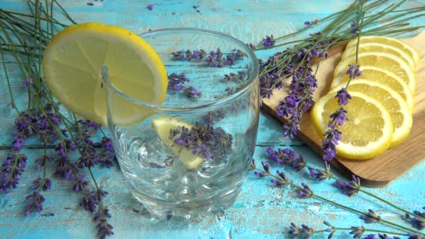Beredning Lemonad Från Färska Lavendel Blommor Citron Trä Vintage Bakgrund — Stockvideo