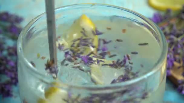 用新鲜薰衣草花和柠檬在木制葡萄酒背景上配制柠檬水 慢动作 — 图库视频影像
