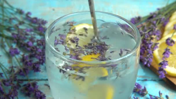Préparation Limonade Partir Fleurs Lavande Fraîches Citron Sur Fond Vintage — Video
