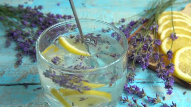 Préparation Limonade Partir Fleurs Lavande Fraîches Citron Sur Fond Vintage — Video