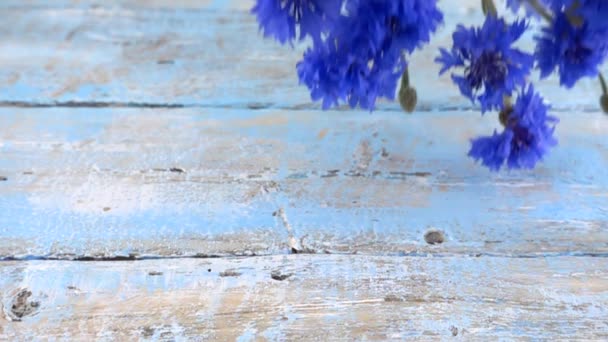 Bouquet Fiori Zizzania Blu Brillante Gocce Una Superficie Legno Vintage — Video Stock