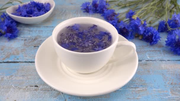 Composição Com Flores Knapweeds Cores Brancas Azuis Mesa Madeira Azul — Vídeo de Stock