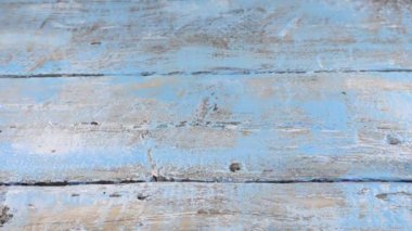 Bir buket taze gül çiçekleri klasik ahşap açık mavi yüzeye düşer. Yavaş çekim.