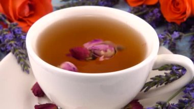 Provencal style composition: tea with mis mis kokulu gül tomurcukları, taptaze gül çiçekleri ve lavanta antika açık mavi ahşap masa üstünde.