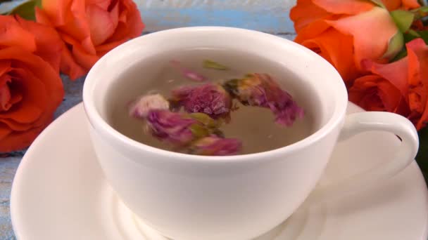 Boné Branco Chá Com Botões Rosa Secos Perfumados Flores Rosa — Vídeo de Stock