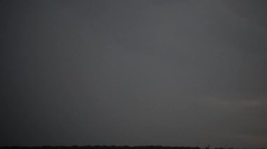 Gökgürültüsü bulutlarının arkaplanındaki şimşek.