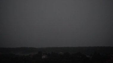 Gökgürültüsü bulutlarının arkaplanındaki şimşek.