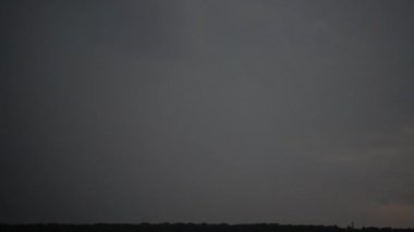 Gökgürültüsü bulutlarının arkaplanındaki şimşek.