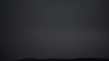 Gökgürültüsü bulutlarının arkaplanındaki şimşek.